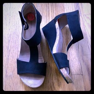 Black wedges